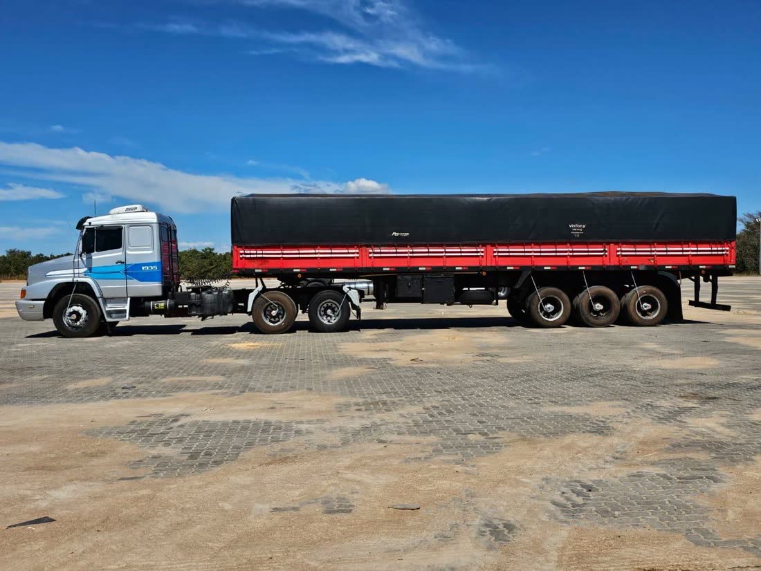 Carreta graneleira com lona preta