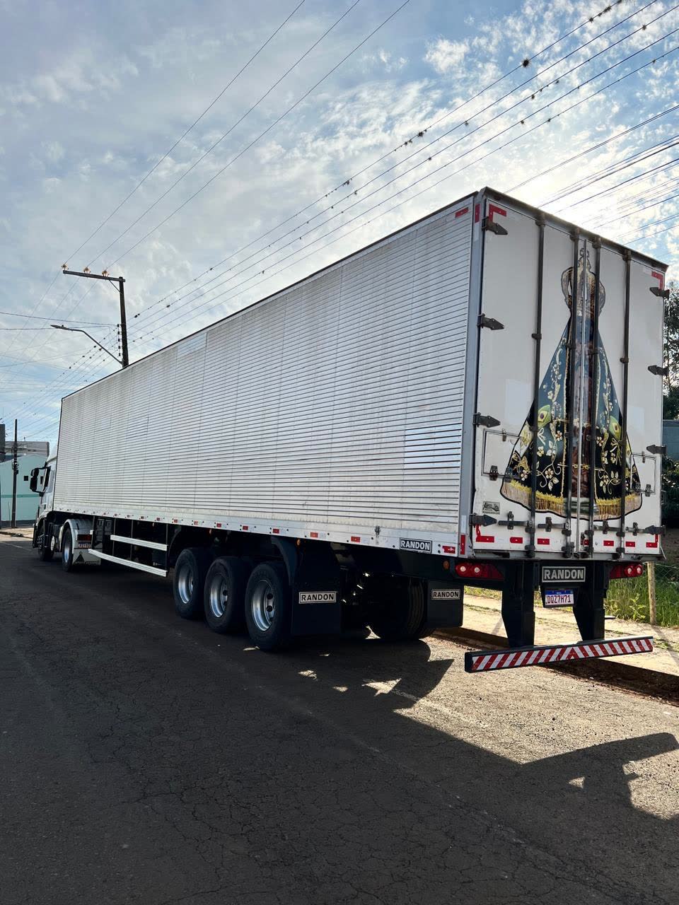 Carreta baú fechada