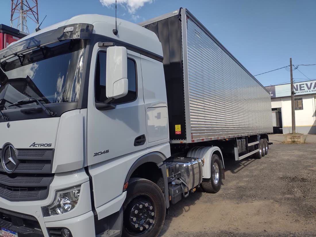 Cavalo mecânico Mercedes Actros com carreta baú